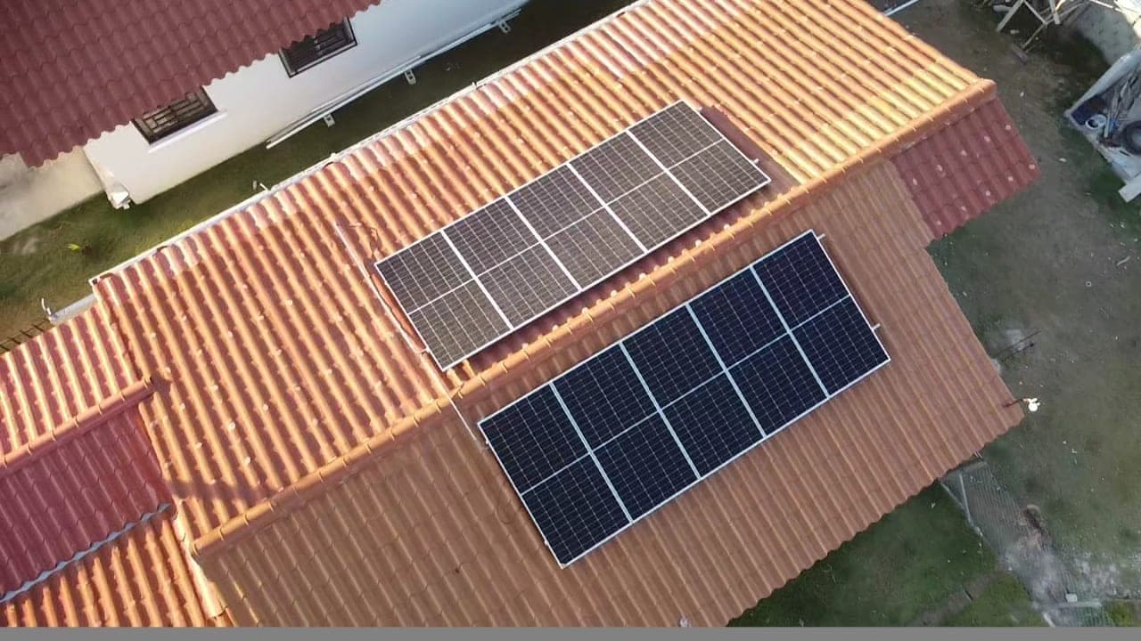 Paneles solares sobre techo de teja residencial