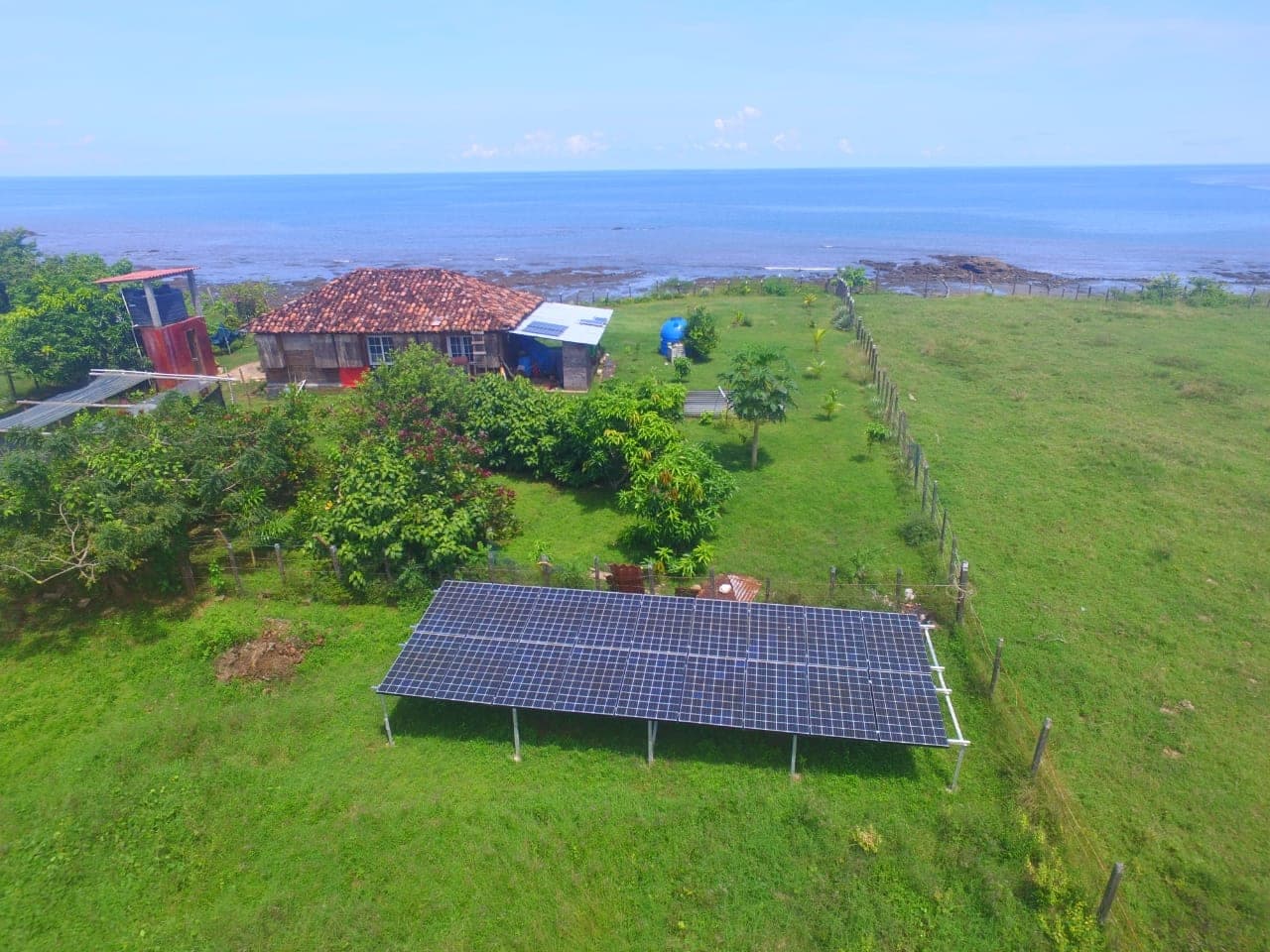 Sistema solar en terreno frente al mar